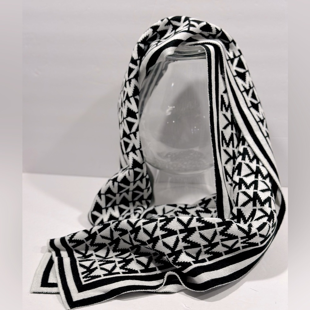 MICHAEL MICHAEL KORS Reversible Signature MK Logo Black / White Muffler Scarf